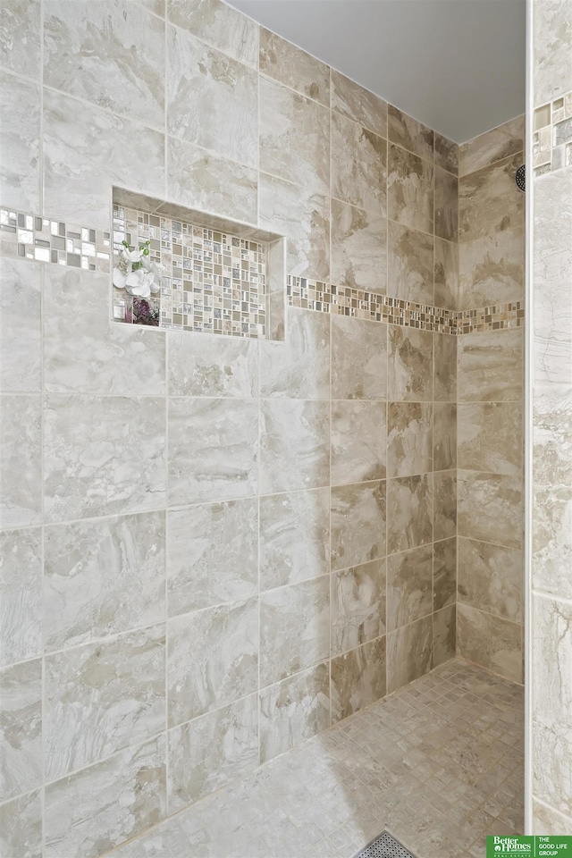 bathroom featuring a tile shower