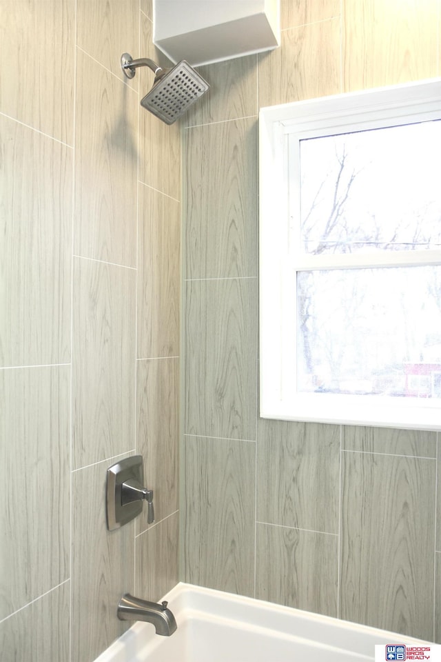 bathroom featuring tiled shower / bath