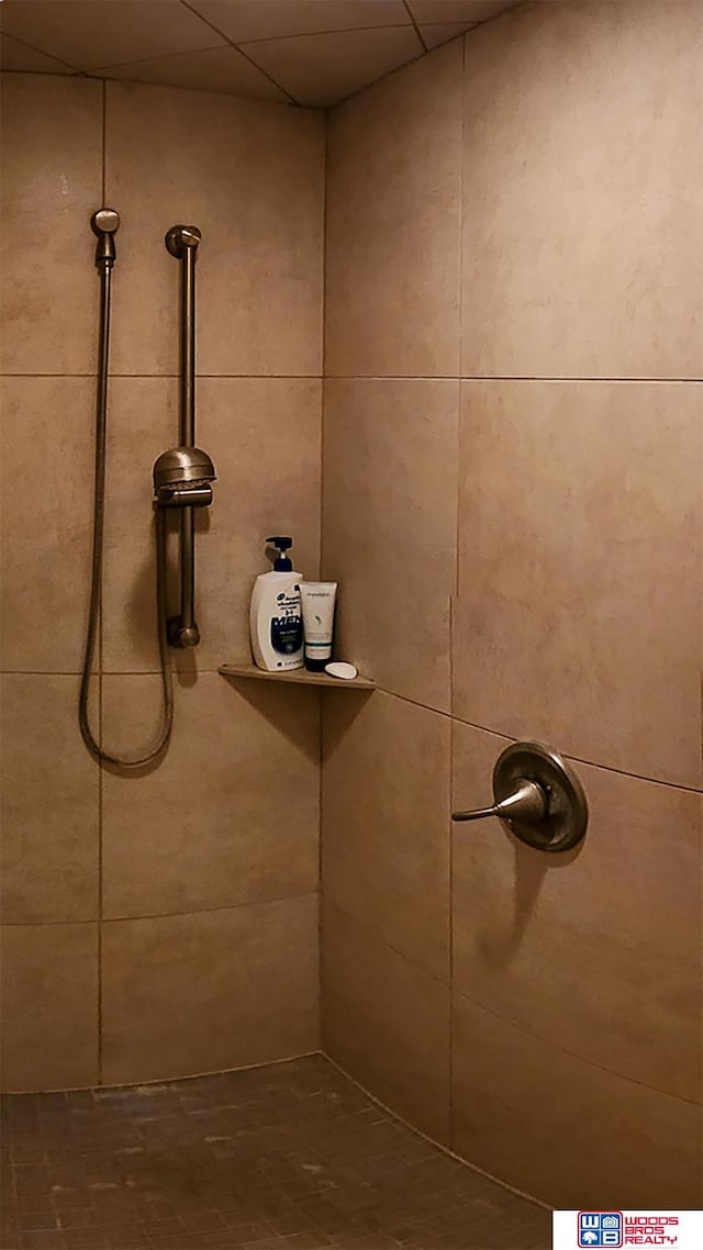 room details featuring tiled shower