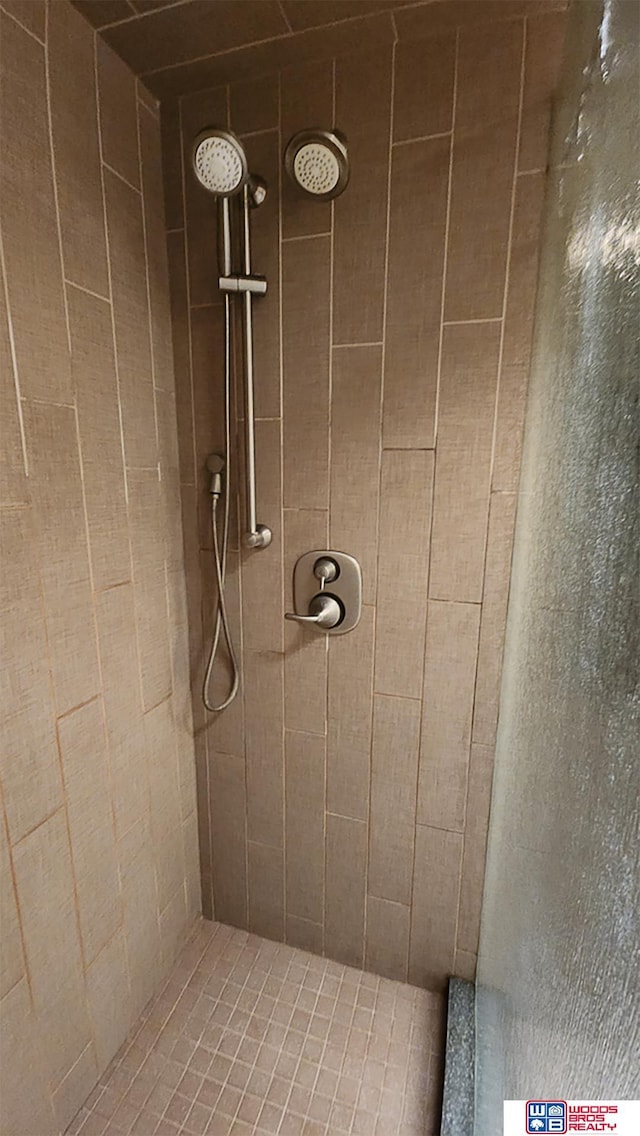 bathroom featuring a tile shower