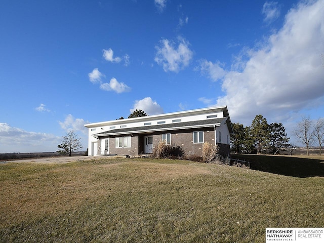 view of front of house featuring a front yard