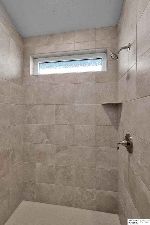 bathroom featuring a tile shower