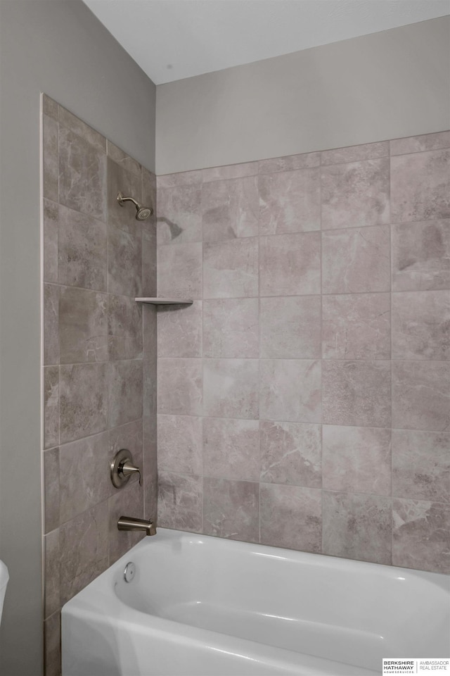 bathroom featuring tiled shower / bath combo