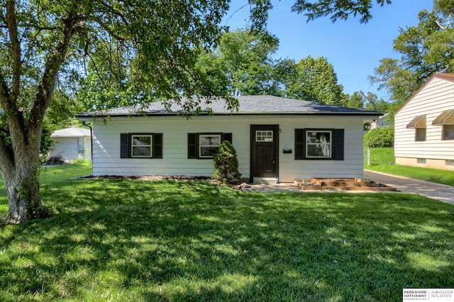 ranch-style house featuring a front lawn