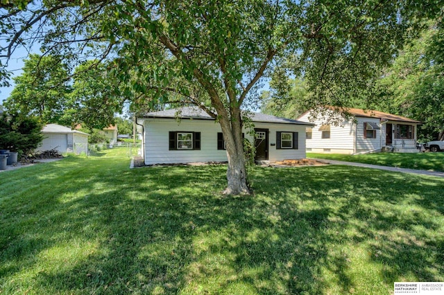 single story home featuring a front lawn