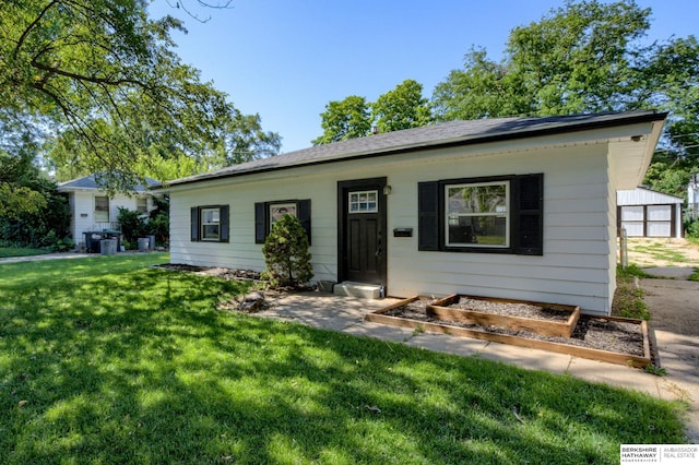 ranch-style house featuring a front lawn