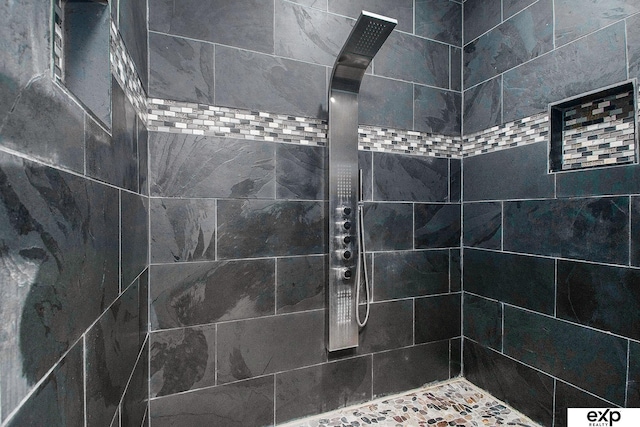 bathroom featuring a tile shower