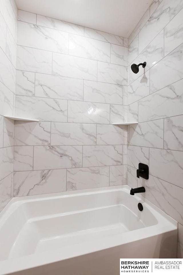 bathroom featuring tiled shower / bath