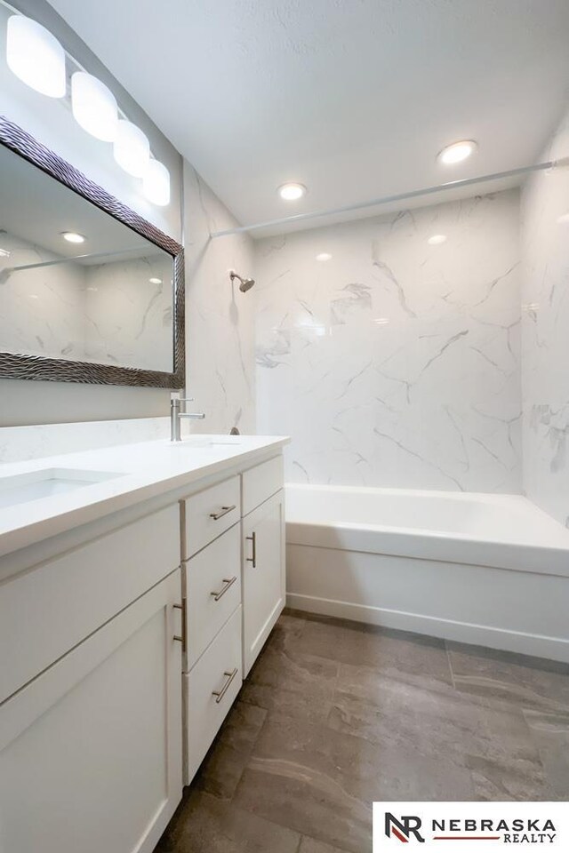 bathroom with vanity and tiled shower / bath