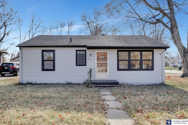 view of front facade with a front yard