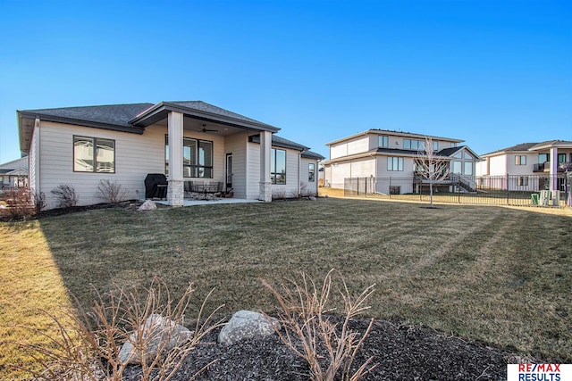 view of front of property featuring a front yard, ceiling fan, and a patio area