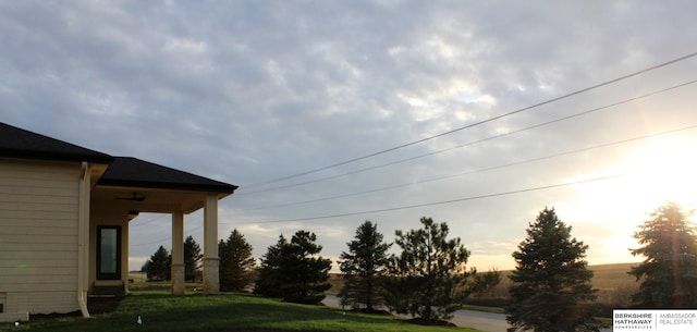 view of yard at dusk