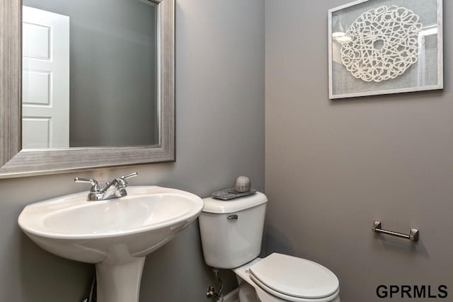 bathroom featuring toilet and sink