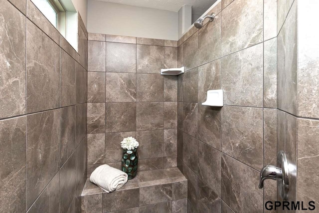 room details featuring a tile shower