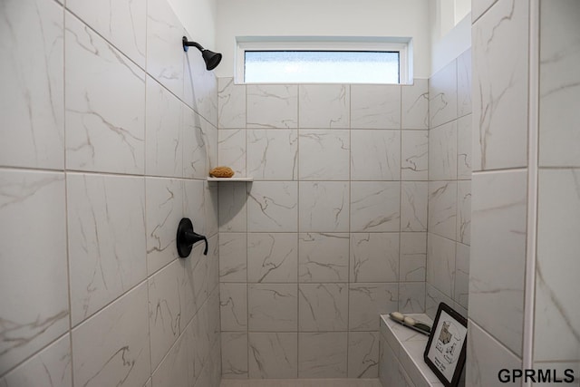 bathroom featuring a tile shower