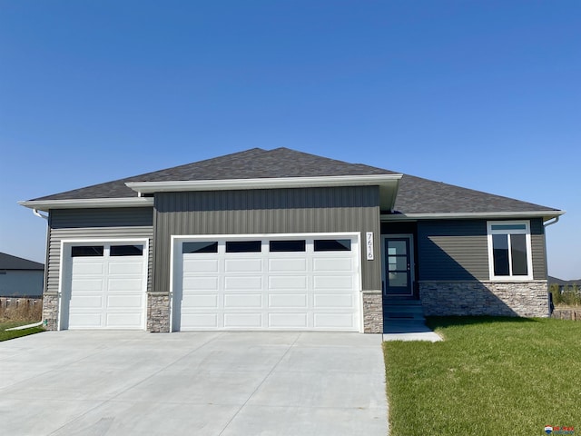 view of front facade featuring a front lawn and a garage