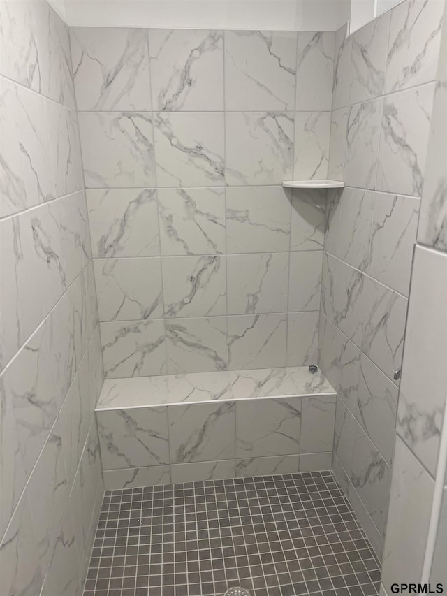 bathroom featuring tiled shower