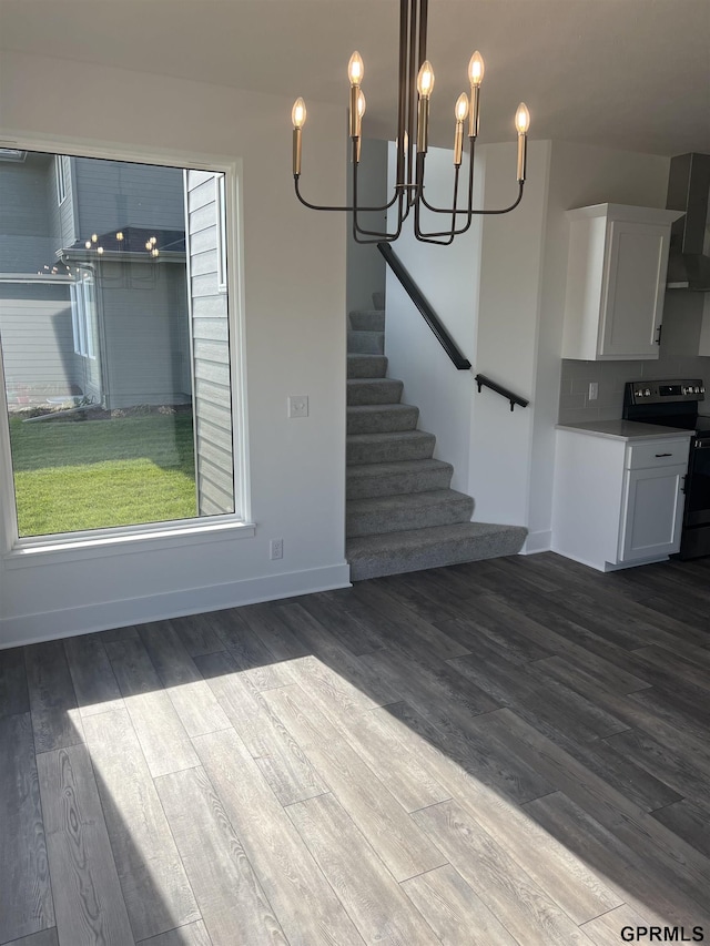 interior space with dark wood-type flooring and a chandelier