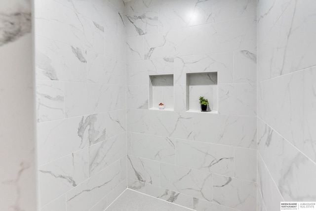 bathroom featuring a tile shower