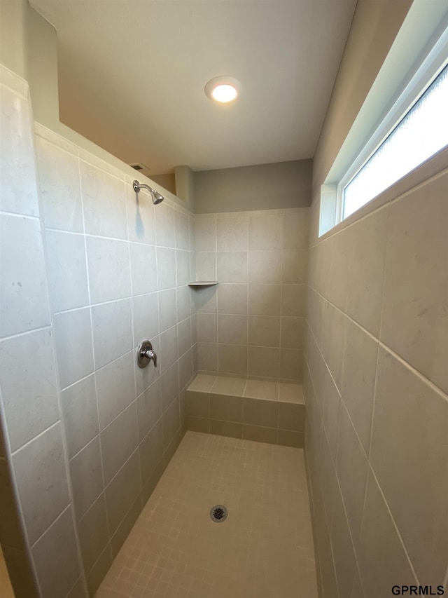 bathroom featuring a tile shower