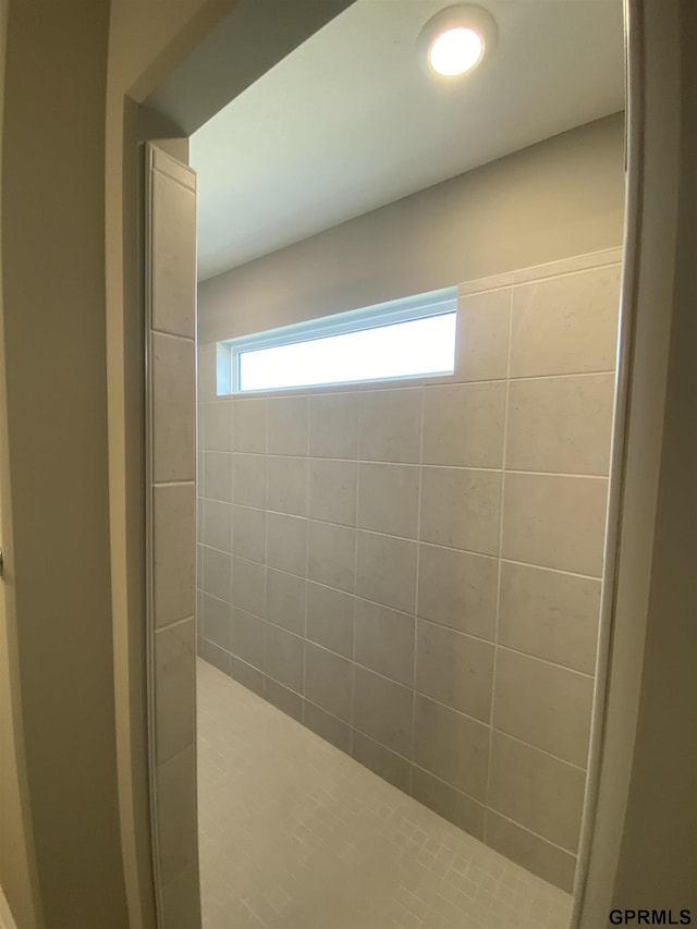 bathroom featuring tiled shower