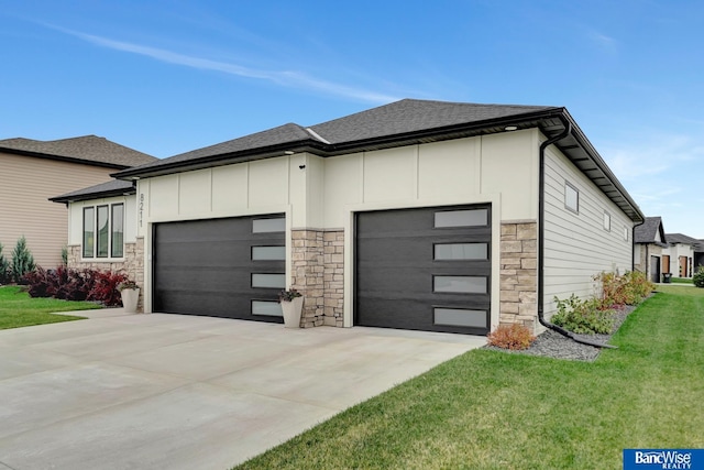 view of front of home featuring a front lawn and a garage