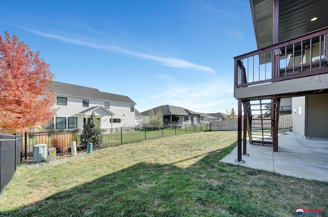 view of yard featuring a patio area