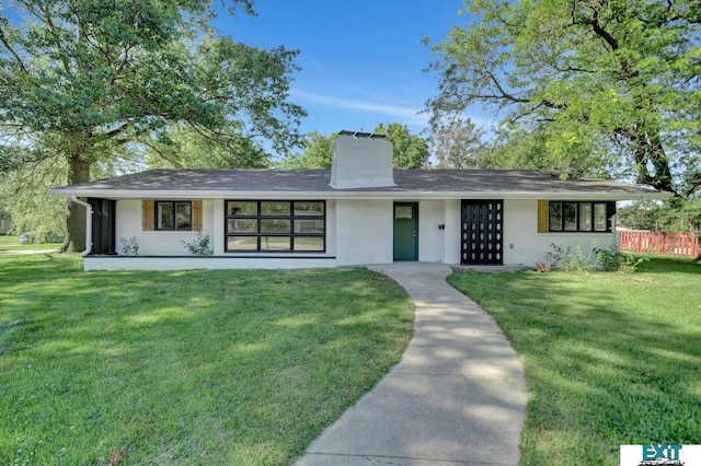 ranch-style home featuring a front lawn