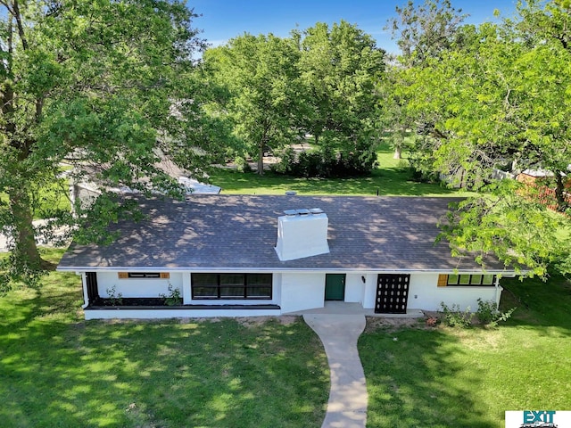 view of front of house featuring a front yard