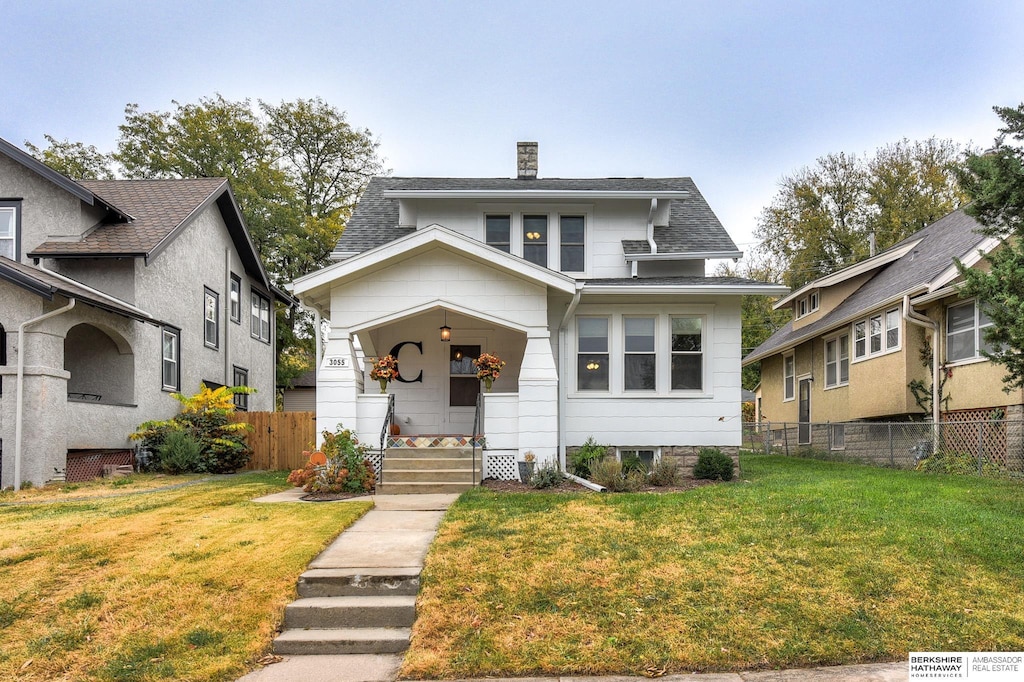 view of front facade featuring a front lawn