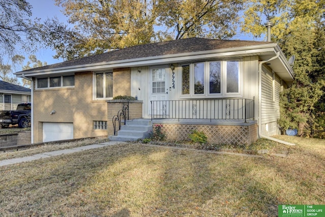 view of front facade featuring a garage and a front lawn