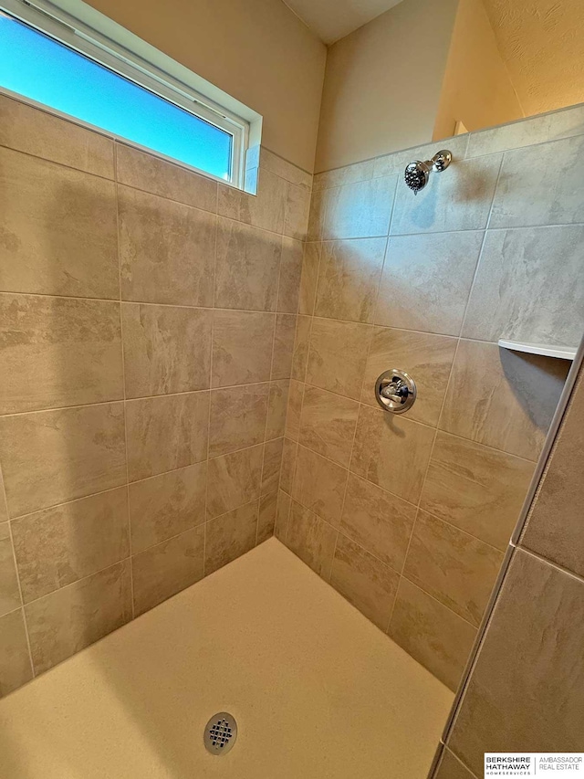 bathroom featuring tiled shower