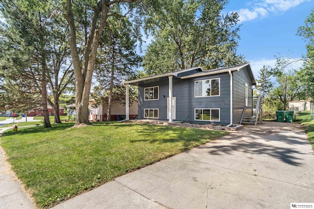 split foyer home with a front lawn