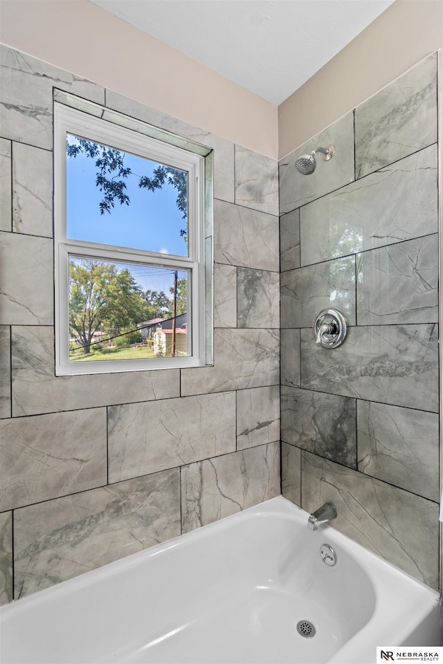 bathroom with tiled shower / bath combo