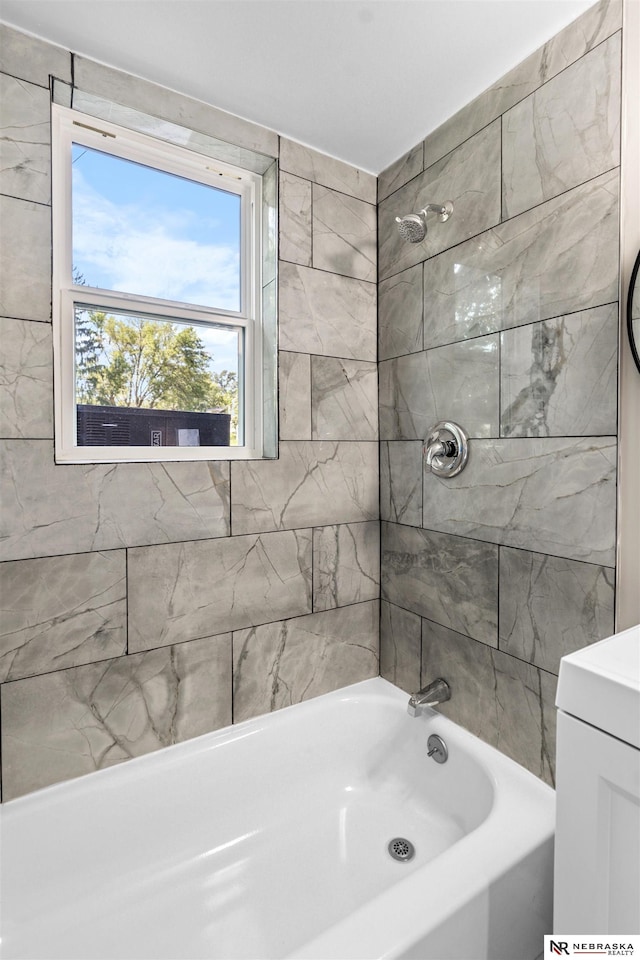 bathroom featuring tiled shower / bath combo