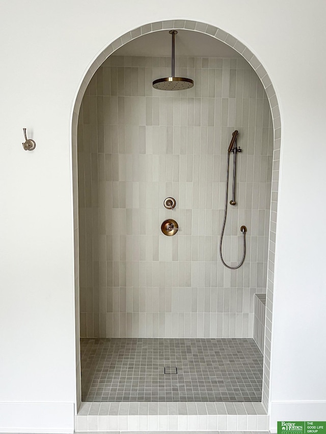 bathroom featuring a tile shower