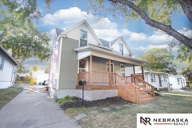 view of front of property featuring covered porch