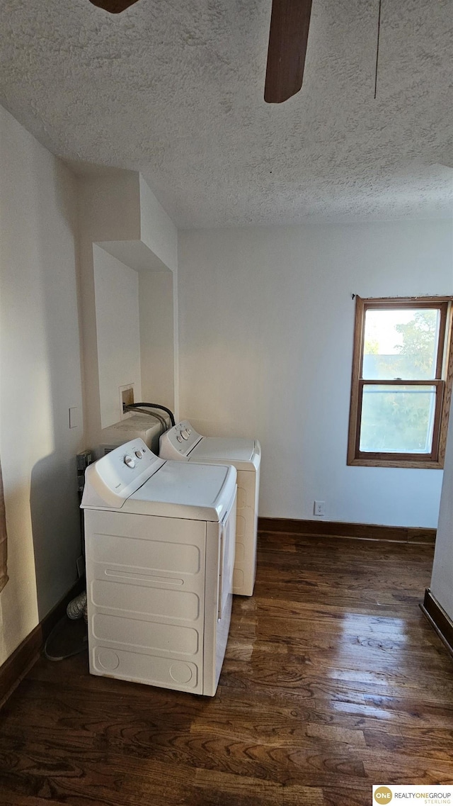 clothes washing area with washer and dryer, dark hardwood / wood-style flooring, a textured ceiling, and ceiling fan