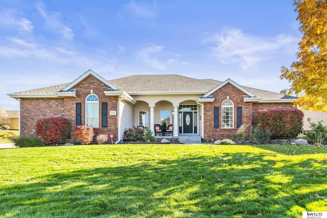 view of front facade featuring covered porch and a front yard