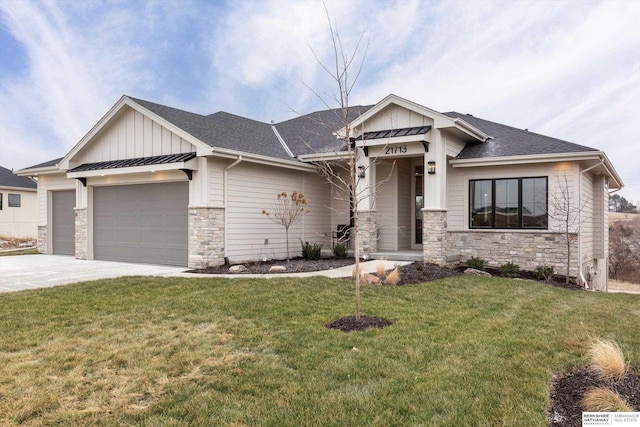 craftsman inspired home featuring a garage and a front yard