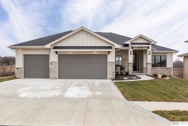 view of front of property featuring a front lawn and a garage