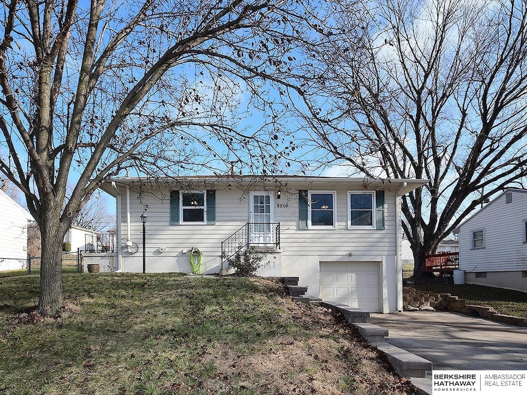 view of front facade featuring a garage