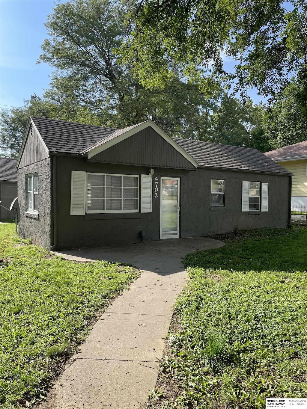 ranch-style home with a front lawn