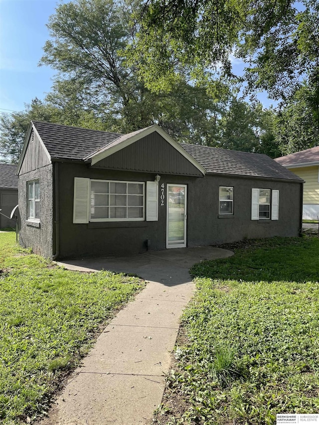 ranch-style home with a front lawn