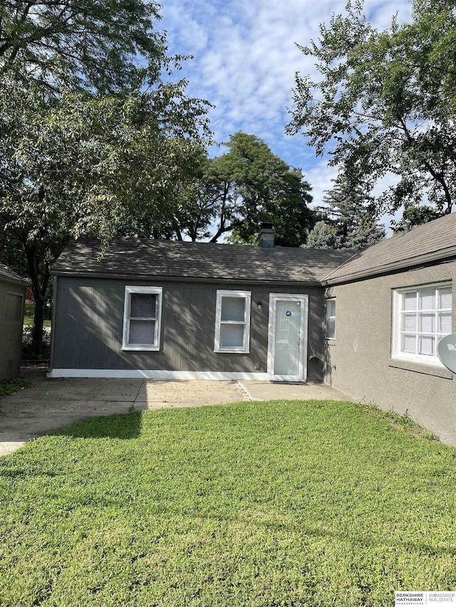 ranch-style house with a front lawn