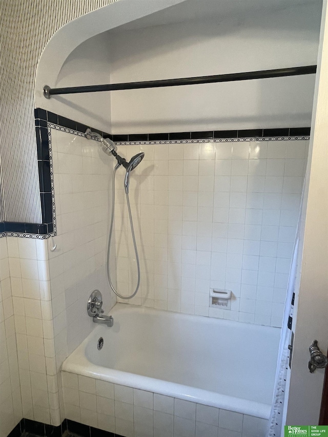 bathroom with tiled shower / bath