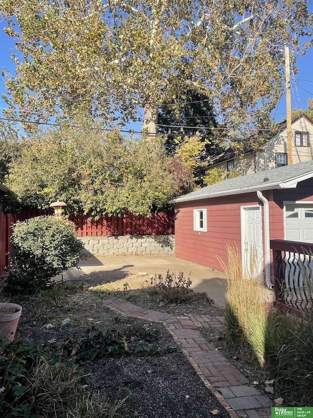 view of yard featuring a patio area