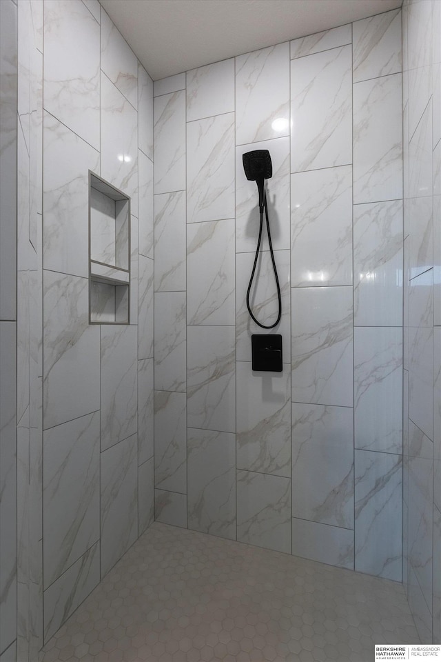 bathroom featuring a tile shower