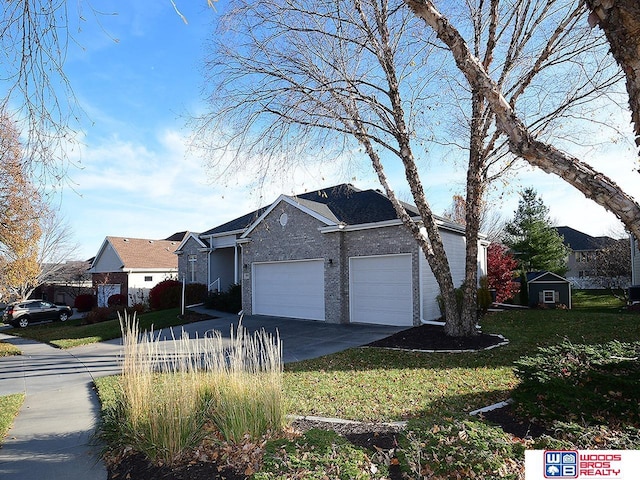 view of front facade featuring a garage and a front yard