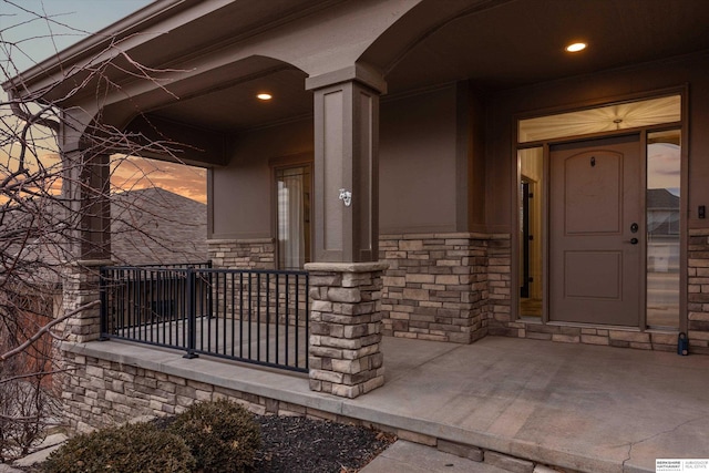 property entrance featuring a porch